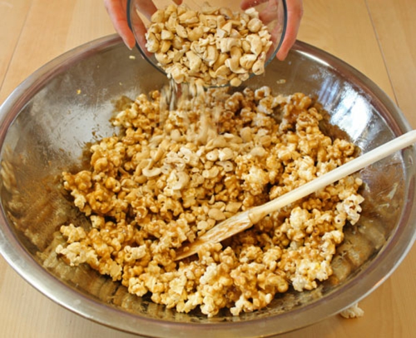 cashew-caramel-popcorn-recipe-11.jpg