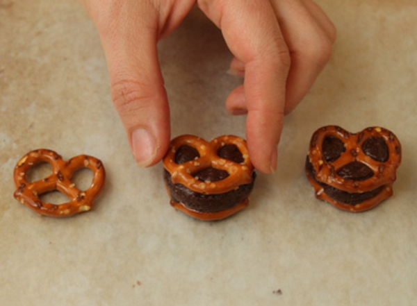 fudge-stuffed-pretzels-6.jpg