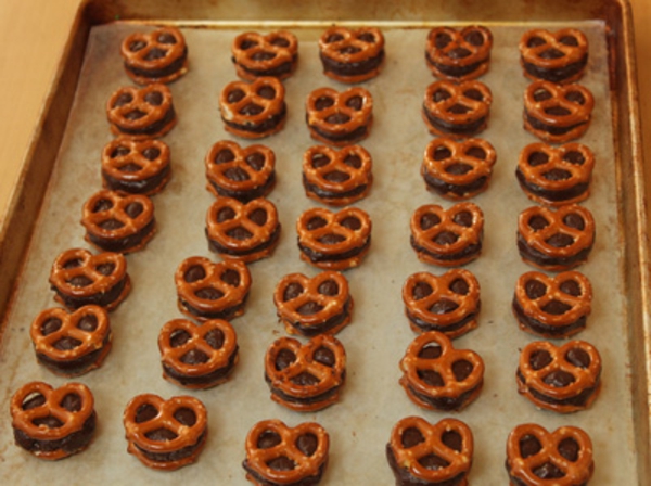 fudge-stuffed-pretzels-7.jpg